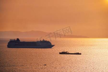 游轮剪影在爱琴海日落。希腊米科诺斯岛。游轮剪影在爱琴海日落