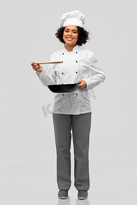 食物烹饪，烹饪和人的概念—愉快的微笑的女厨师有煎锅在灰色背景微笑的女厨师与煎锅