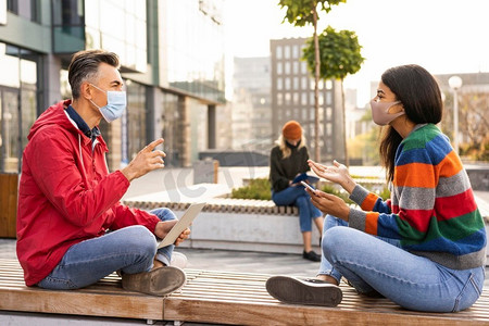 有社交距离概念 5 的朋友卡通动漫人物合照