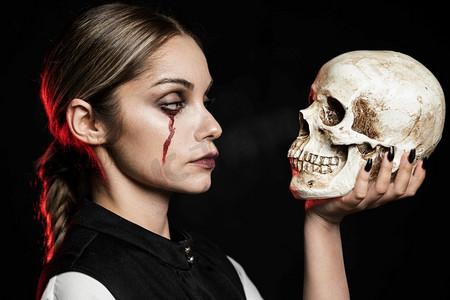 拿着头骨的女人侧视图美女骷髅头