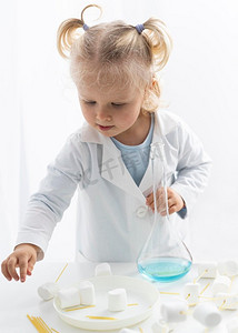 前视学步儿童用棉花糖学习科学