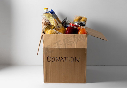 慈善，支持和概念—捐赠箱中的食物特写。捐赠箱中的食物特写