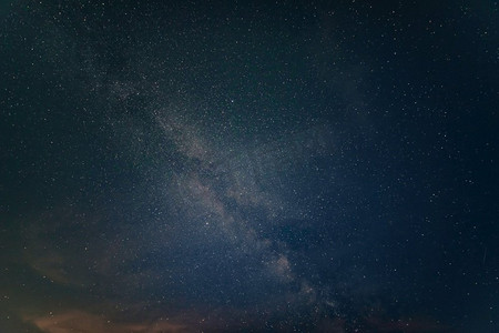 乳汁摄影照片_银河背景夜空映衬下美丽的夜光云层