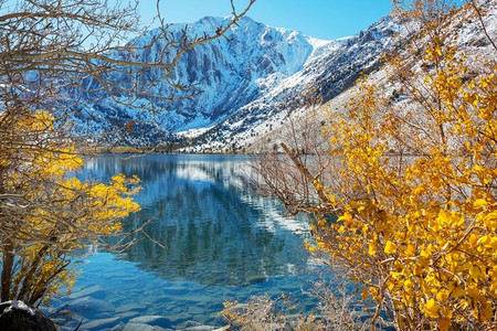 美丽的自然景色在初冬山区。内华达山脉风景。美国加利福尼亚州旅游和寒假背景。