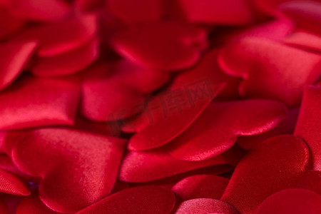红丝飘带摄影照片_情人节许多红丝心背景，爱情概念。’情人节红绸心’