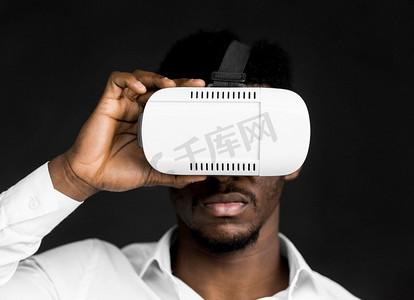 虚拟现实现实摄影照片_前视图男子戴虚拟现实耳机