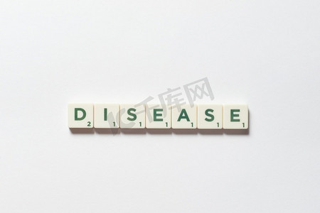 疾病词由白色背景上的拼写块组成。疾病预防和身体健康意识。由拼字拼块形成的疾病。
