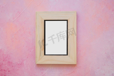 木制白色画框漆粉红色墙壁