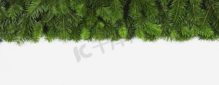 白色背景上孤立的圣诞绿色云杉树框架。白色隔断的圣诞树框架