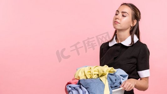 侧视图疲惫的妇女携带洗衣盆