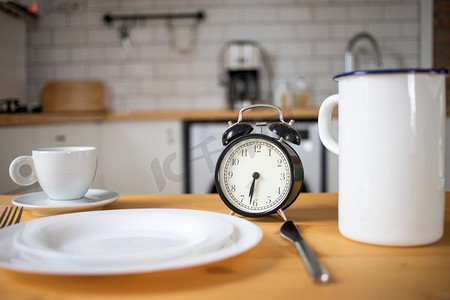 禁食icon摄影照片_厨房餐桌上的间歇禁食概念闹钟