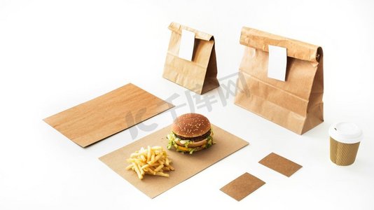 动漫薯条摄影照片_汉堡炸薯条纸与一次性饮料纸包装白色背景