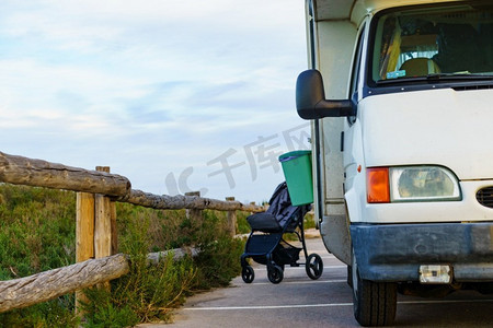 在西班牙地中海沿岸的大篷车露营活动中，婴儿推车在户外。户外大篷车上的婴儿推车。