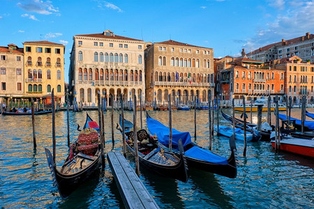 日落时分，意大利威尼斯，有船和吊船的大运河。意大利威尼斯的大运河