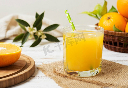 正面视图健康自制橙汁