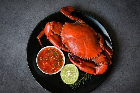 蟹海鲜拼盘，黑盘鲜蟹，煮蟹菜或红蒸螃蟹