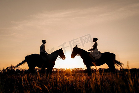 一个女孩在一个白色背心裙和一个男人在一个白色衬衫散步与棕色的马在村庄