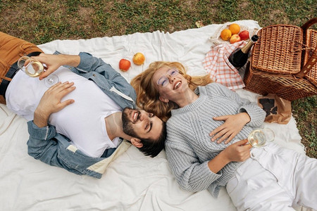 妇女野餐摄影照片_顶视图妇女男子一起野餐