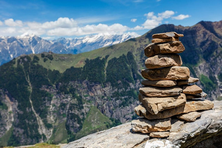 喜马拉雅山的石堆。印度喜马偕尔邦Kullu Valley上方的Manali附近。喜马拉雅山的石堆