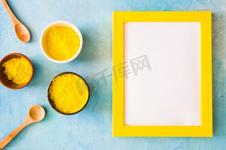 空白白色边框，黄色边框，靠近Holi彩色粉末混凝土背景