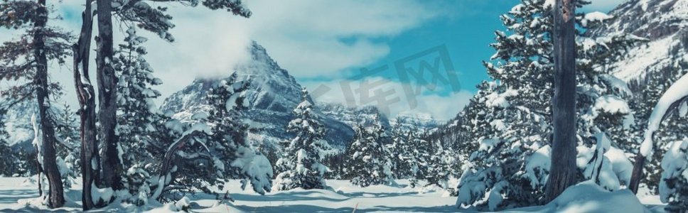 冰川地貌摄影照片_冬天，美国蒙大拿州冰川国家公园，风景秀丽的白雪覆盖的山峰。Instagram过滤器。
