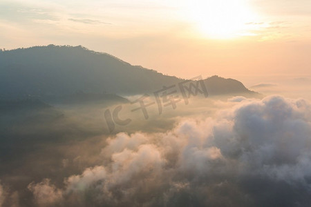山间云雾摄影照片_山间云雾之上的美景