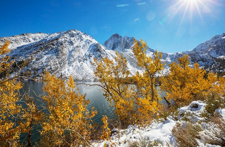 美丽的自然景色在初冬山区。内华达山脉风景。美国加利福尼亚州旅游和寒假背景。