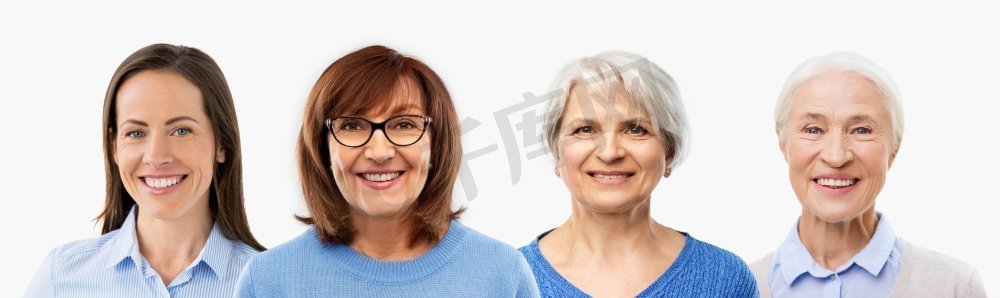 女性与人的概念--不同年龄的快乐微笑的女性在白色背景下孤立的群体。一群不同年龄的快乐微笑的女人