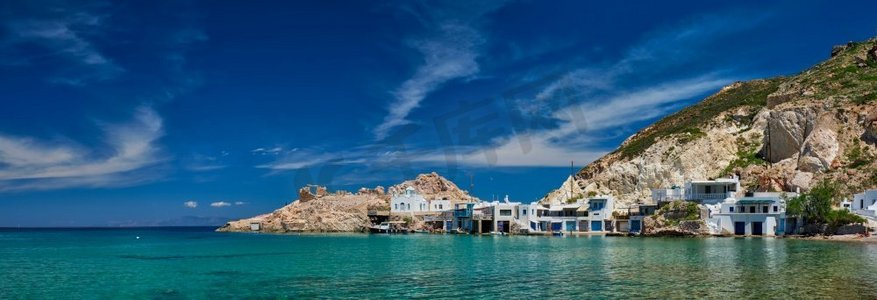全景海滩和渔村的Firapotamos在米洛斯岛，希腊。希腊米洛斯的Firapotamos海滩