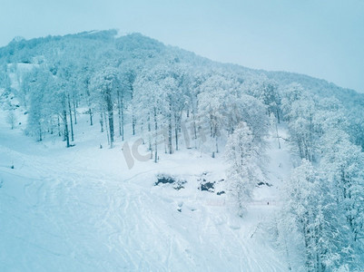 一幅令人惊叹的冬季高山雪景景观。一场新的降雪后，雪山中的森林。雪山冬林