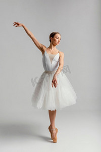 灵活性摄影照片_美丽的女人练习芭蕾全镜头