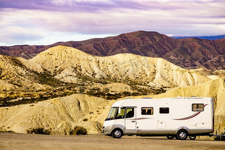 大篷车休闲车露营在Tabernas沙漠，阿尔梅里亚西班牙。与房车旅行西班牙Tabernas沙漠露营车