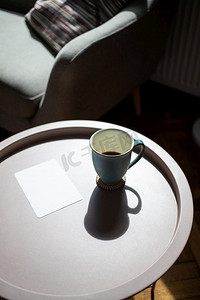 空白卡摄影照片_咖啡杯和空白卡在桌子上在严酷的阳光