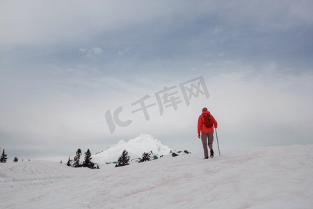 攀爬雪山摄影照片_夏季在雪山中的攀登