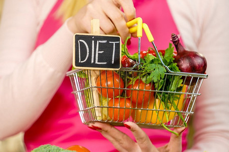 购物篮与饮食标志和许多五颜六色的蔬菜。健康的饮食生活方式，素食。购物与节食蔬菜