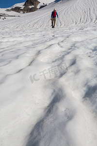 爬雪山摄影照片_夏季雪山攀登