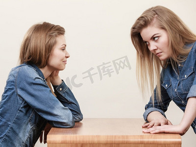 两个女人争吵起来嘲笑对方的气。女的训斥，无知的概念..两个女人争吵