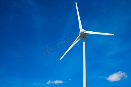 可机摄影照片_绿色可再生替代能源概念—风力发电机涡轮机在蓝天发电。风力发电机涡轮机在天空