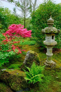 荷兰海牙克林根代尔公园，日本花园中的石灯。荷兰海牙克林根代尔公园日式花园