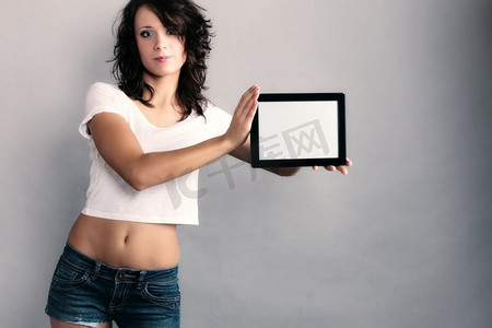 技术.性感的女孩年轻有吸引力的妇女夏季衣服显示复制空间在平板电脑触摸板。