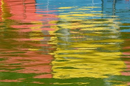 特写镜头五颜六色的抽象反射在水