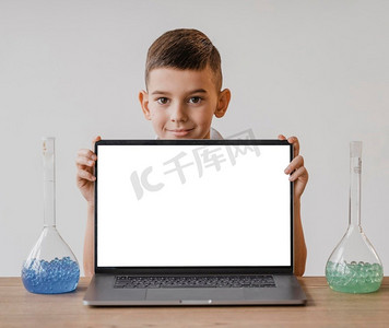 空白显示摄影照片_小男孩显示空白屏幕笔记本电脑