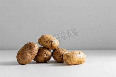 蔬菜、食物和烹饪概念—近摄土豆在桌子上。关闭的土豆表