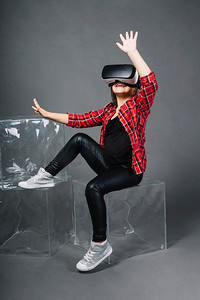 惊艳的年轻女子在VR体验中触摸空气