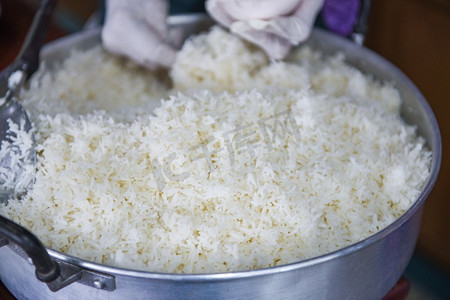 粘性的摄影照片_煮好的米饭，泰国白米放在火锅上煮好，准备为服务员。
