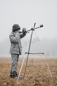 侧面小男孩使用望远镜
