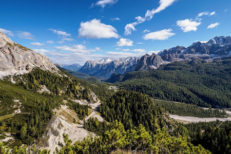 尖峰山峰摄影照片_意大利多洛米蒂阿尔卑斯山贝鲁诺省白云岩著名山峰全景