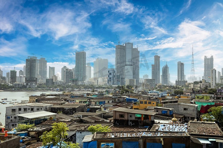 在摩天大楼在建的背景下，印度孟买海岸的贫民窟景色。