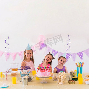 生日蛋糕蛋糕摄影照片_快乐的朋友享受生日聚会与美味小吃蛋糕桌