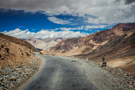 喜马拉雅山上的一条公路，靠近卡东拉关与石坎。拉达克，印度。喜马拉雅山靠近卡东拉帕斯的公路